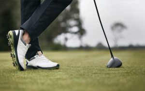chọn giày đánh golf theo đế giày