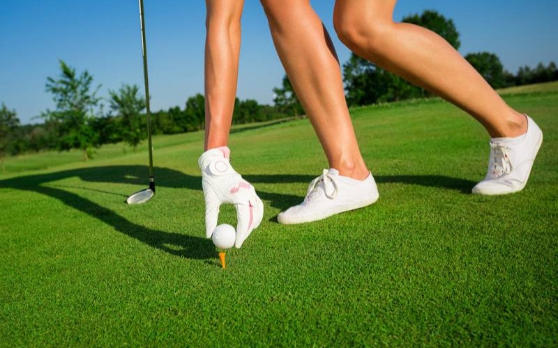chọn giày đánh golf theo khả năng thấm hút 