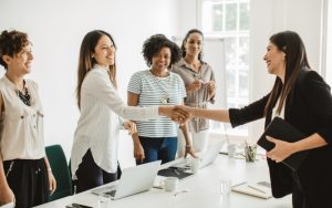 học qua tương tác và chia sẻ nội bộ