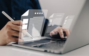 xem xét kỹ các điều khoản hợp đồng