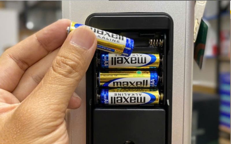 Lắp pin và kiểm tra hoạt động của khóa